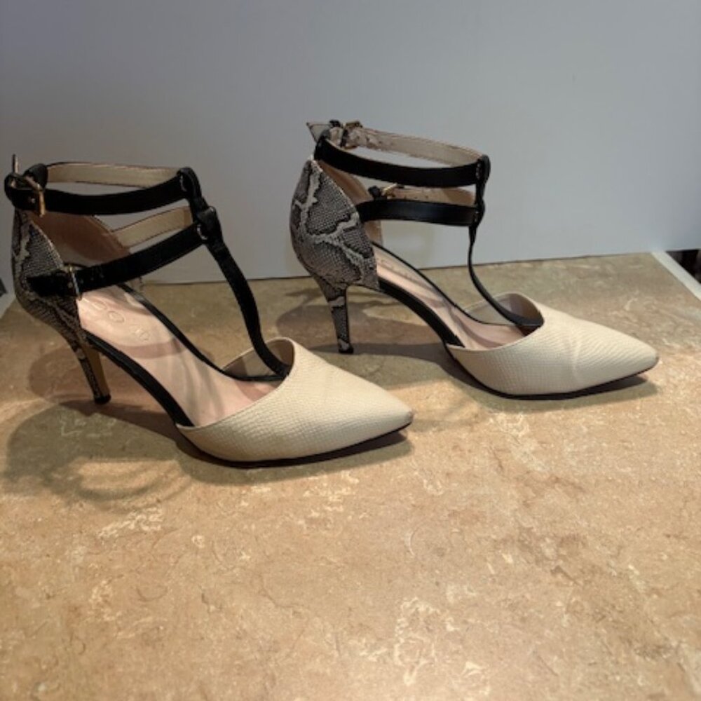 Aldo Abreng style  ankle strap pumps